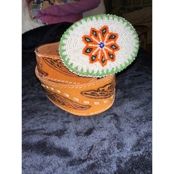 VINTAGE UNISEX DEADSTOCK CALDWELL TOOLED LEATHER BELT W/ NATIVE BEADED BUCKLE - Picture 1 of 8